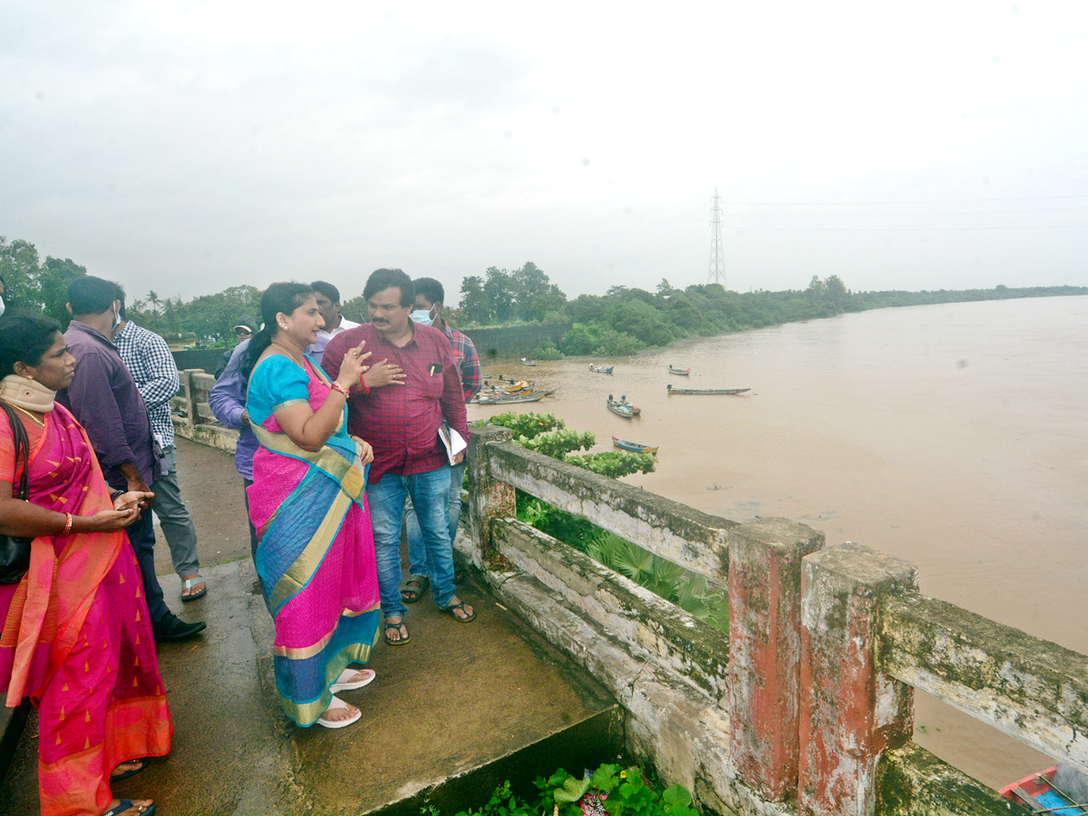 Heavy Floods To Godavari River At Rajahmundry Railway Bridge Photo Gallery - Sakshi15