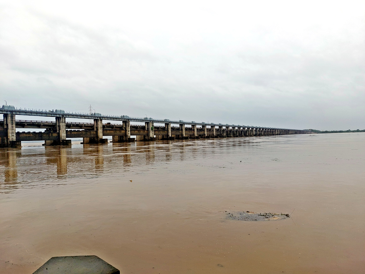 Heavy Floods To Godavari River At Rajahmundry Railway Bridge Photo Gallery - Sakshi16