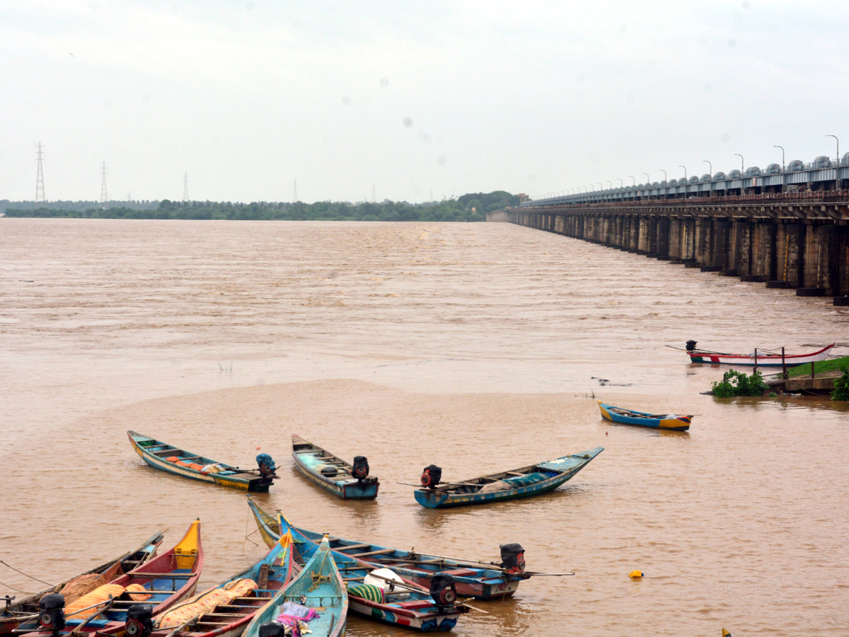 Heavy Floods To Godavari River At Rajahmundry Railway Bridge Photo Gallery - Sakshi17