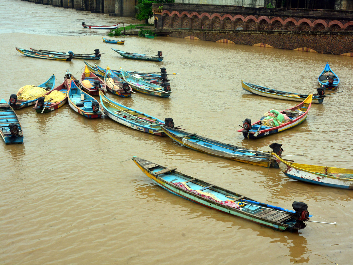 Heavy Floods To Godavari River At Rajahmundry Railway Bridge Photo Gallery - Sakshi18