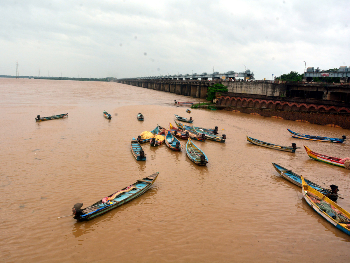 Heavy Floods To Godavari River At Rajahmundry Railway Bridge Photo Gallery - Sakshi19