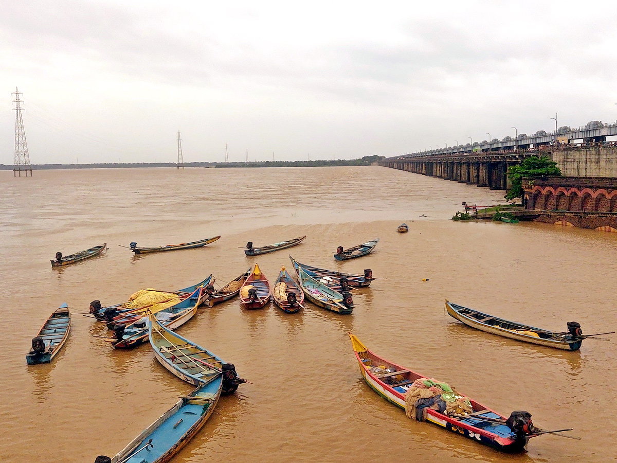 Heavy Floods To Godavari River At Rajahmundry Railway Bridge Photo Gallery - Sakshi20