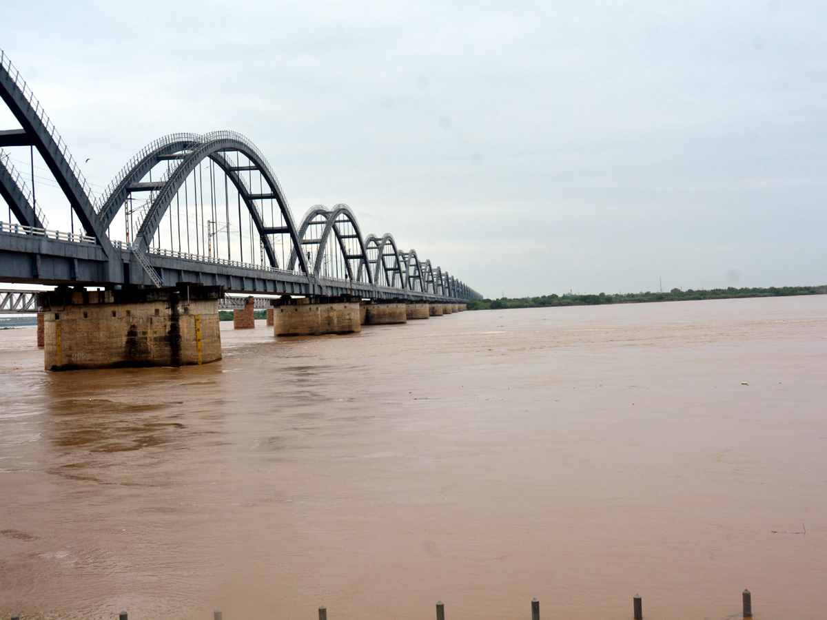 Heavy Floods To Godavari River At Rajahmundry Railway Bridge Photo Gallery - Sakshi3