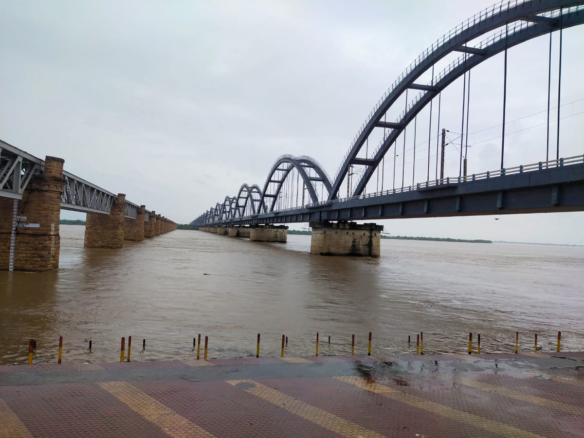 Heavy Floods To Godavari River At Rajahmundry Railway Bridge Photo Gallery - Sakshi21