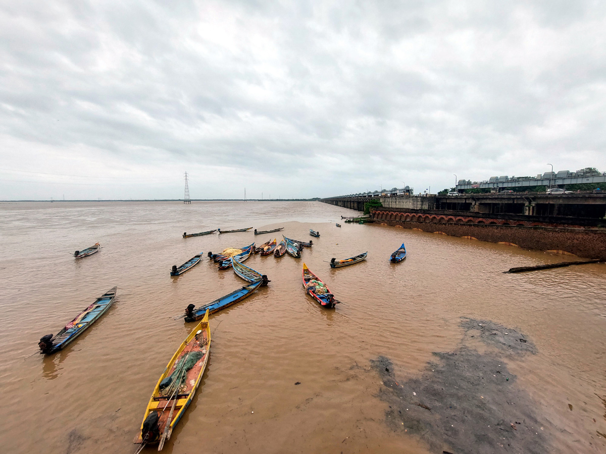 Heavy Floods To Godavari River At Rajahmundry Railway Bridge Photo Gallery - Sakshi22