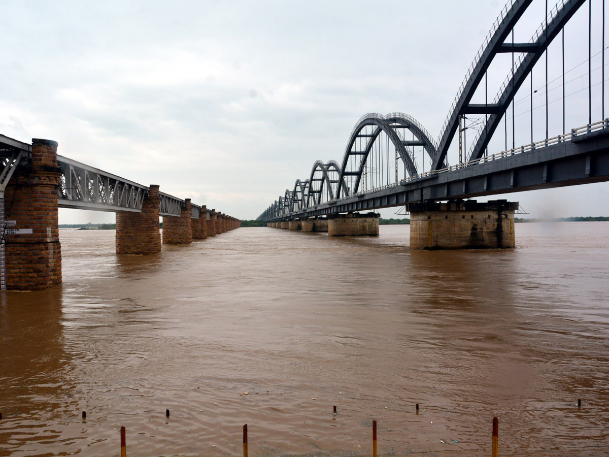 Heavy Floods To Godavari River At Rajahmundry Railway Bridge Photo Gallery - Sakshi4