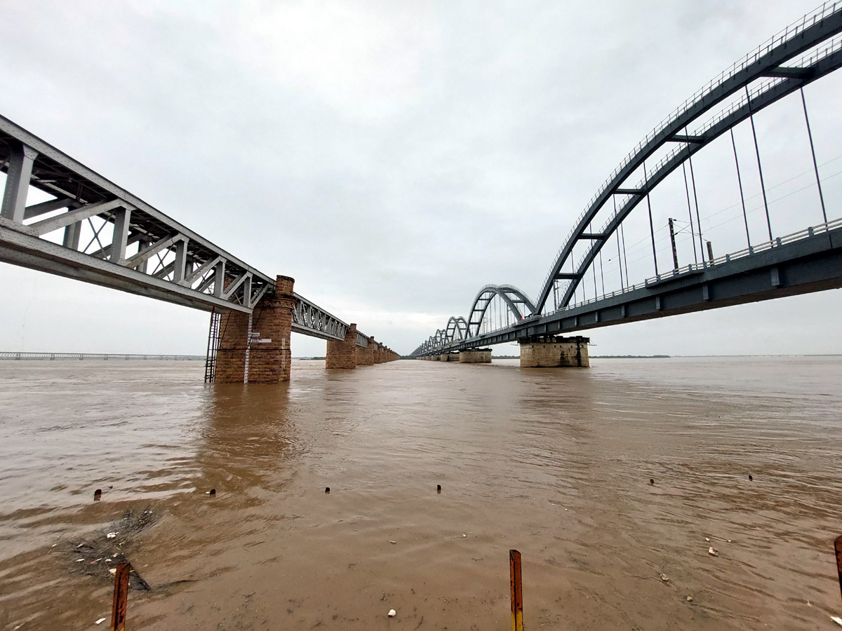 Heavy Floods To Godavari River At Rajahmundry Railway Bridge Photo Gallery - Sakshi5