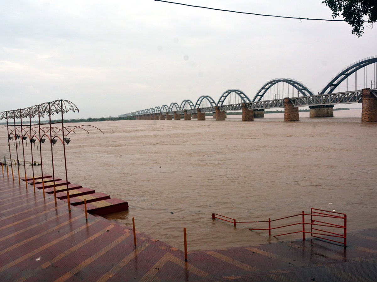 Heavy Floods To Godavari River At Rajahmundry Railway Bridge Photo Gallery - Sakshi6