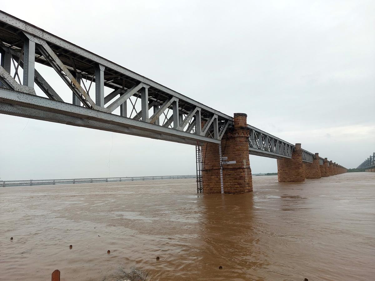 Heavy Floods To Godavari River At Rajahmundry Railway Bridge Photo Gallery - Sakshi7