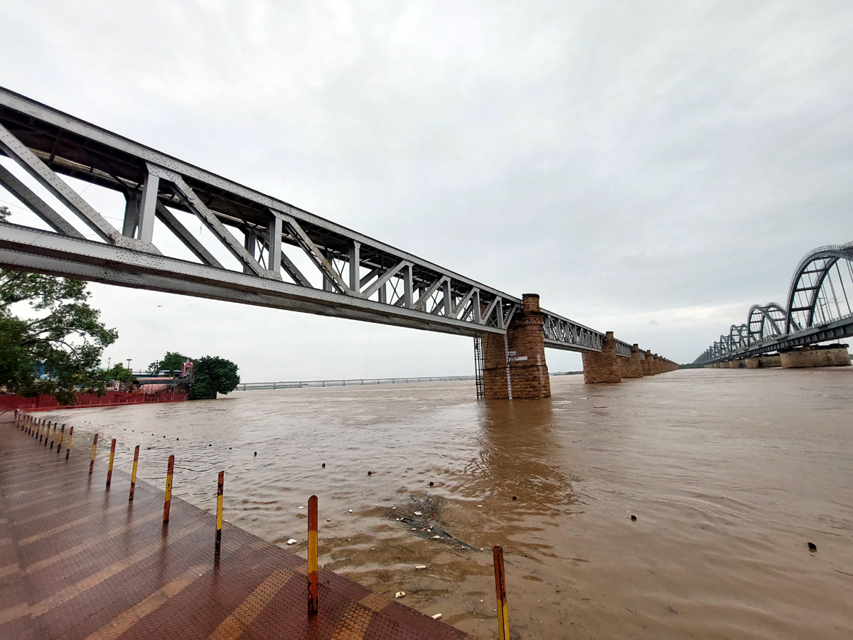 Heavy Floods To Godavari River At Rajahmundry Railway Bridge Photo Gallery - Sakshi8