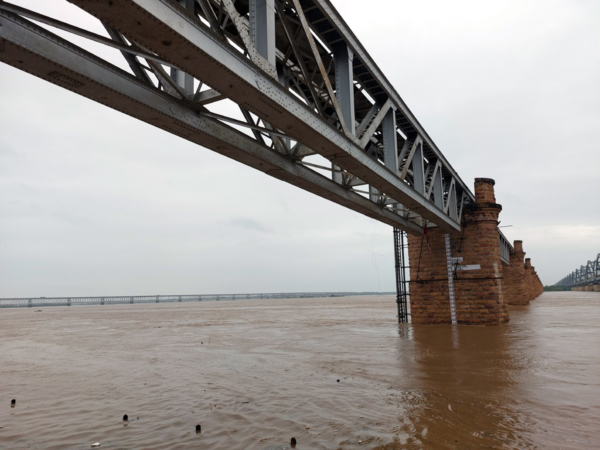 Heavy Floods To Godavari River At Rajahmundry Railway Bridge Photo Gallery - Sakshi9