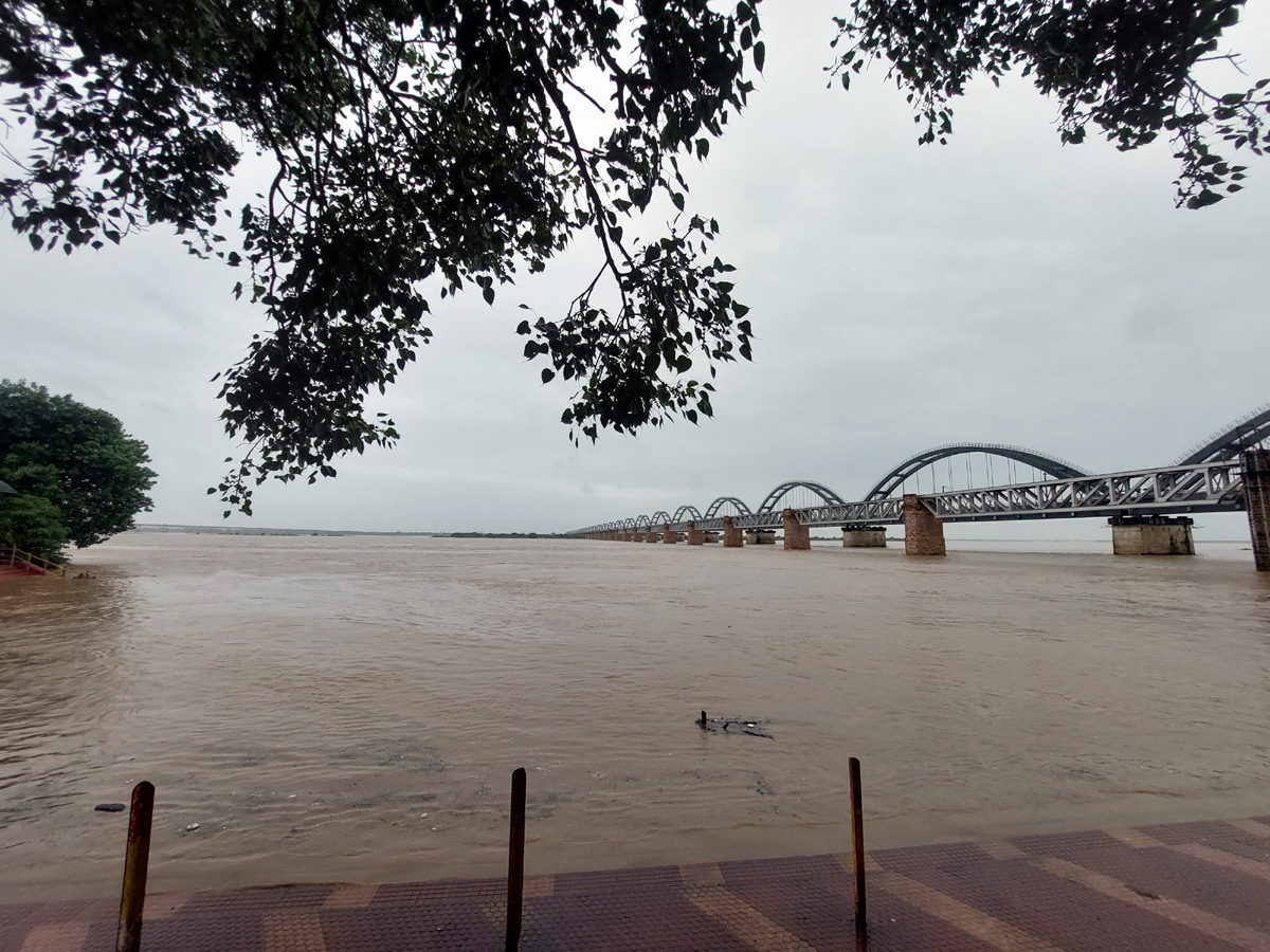 Heavy Floods To Godavari River At Rajahmundry Railway Bridge Photo Gallery - Sakshi10