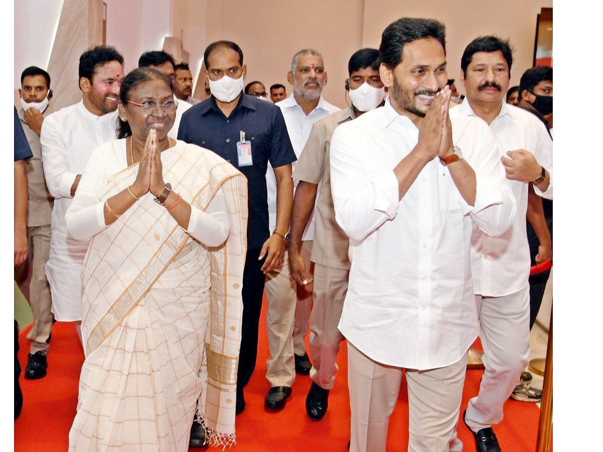 NDA Presidential Candidate Draupadi Murmu AP Tour photo Gallery - Sakshi12