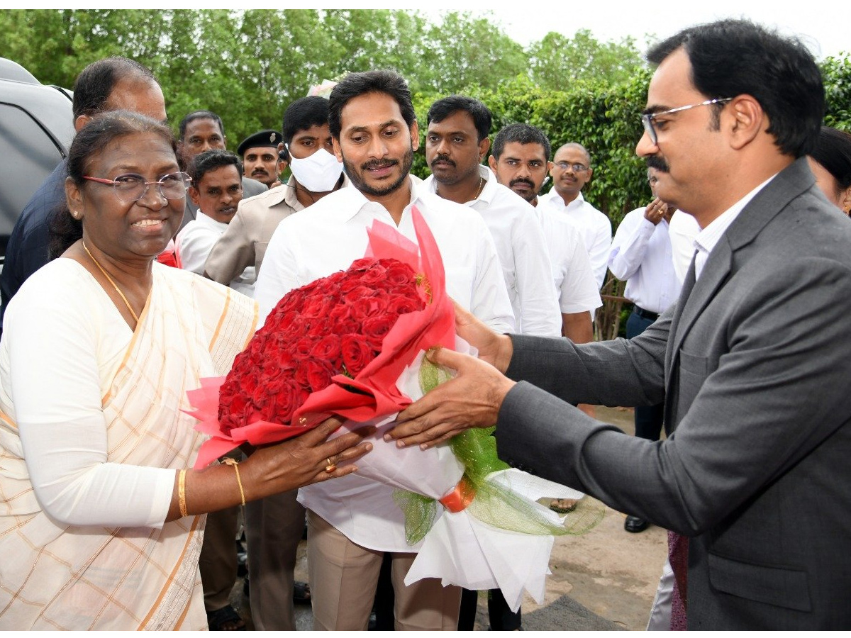 NDA Presidential Candidate Draupadi Murmu AP Tour photo Gallery - Sakshi13