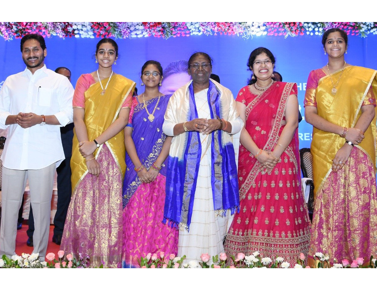 NDA Presidential Candidate Draupadi Murmu AP Tour photo Gallery - Sakshi6