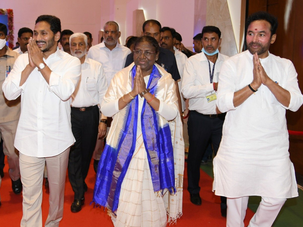 NDA Presidential Candidate Draupadi Murmu AP Tour photo Gallery - Sakshi7