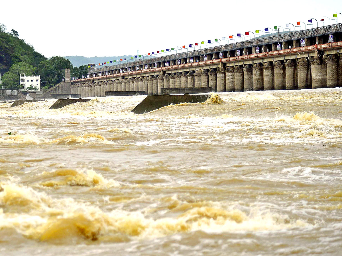 Huge Flood hit In Prakasam Barrage  - Sakshi1