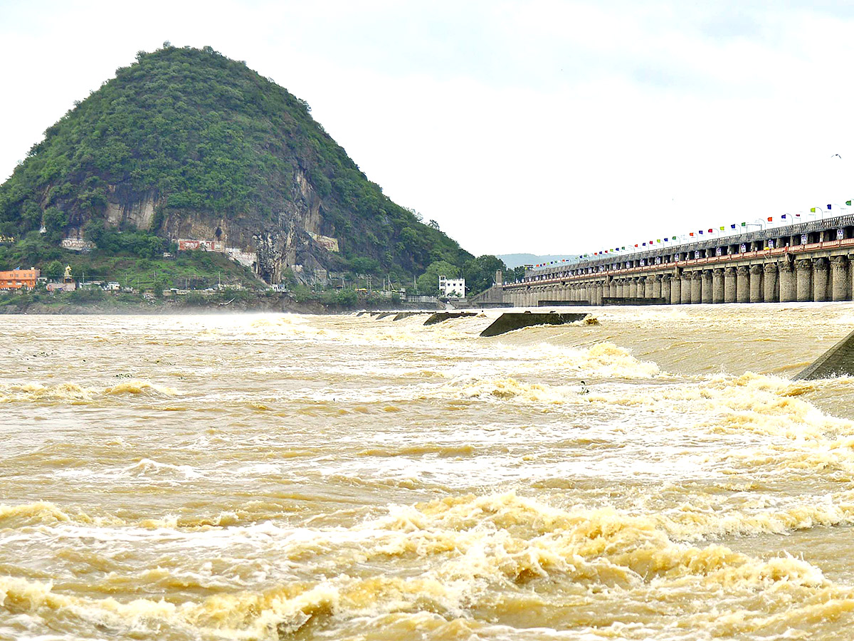 Huge Flood hit In Prakasam Barrage  - Sakshi13