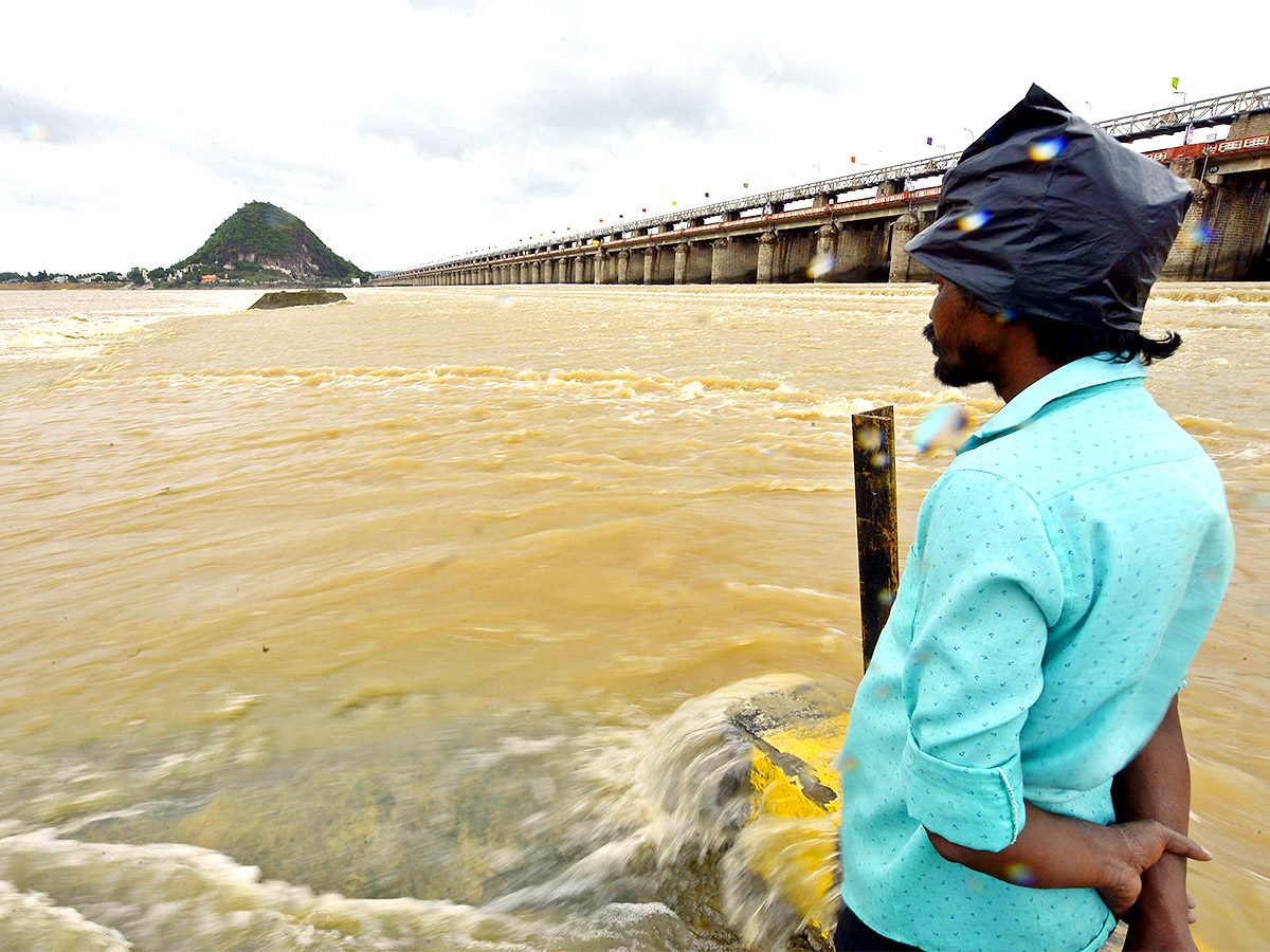 Huge Flood hit In Prakasam Barrage  - Sakshi17