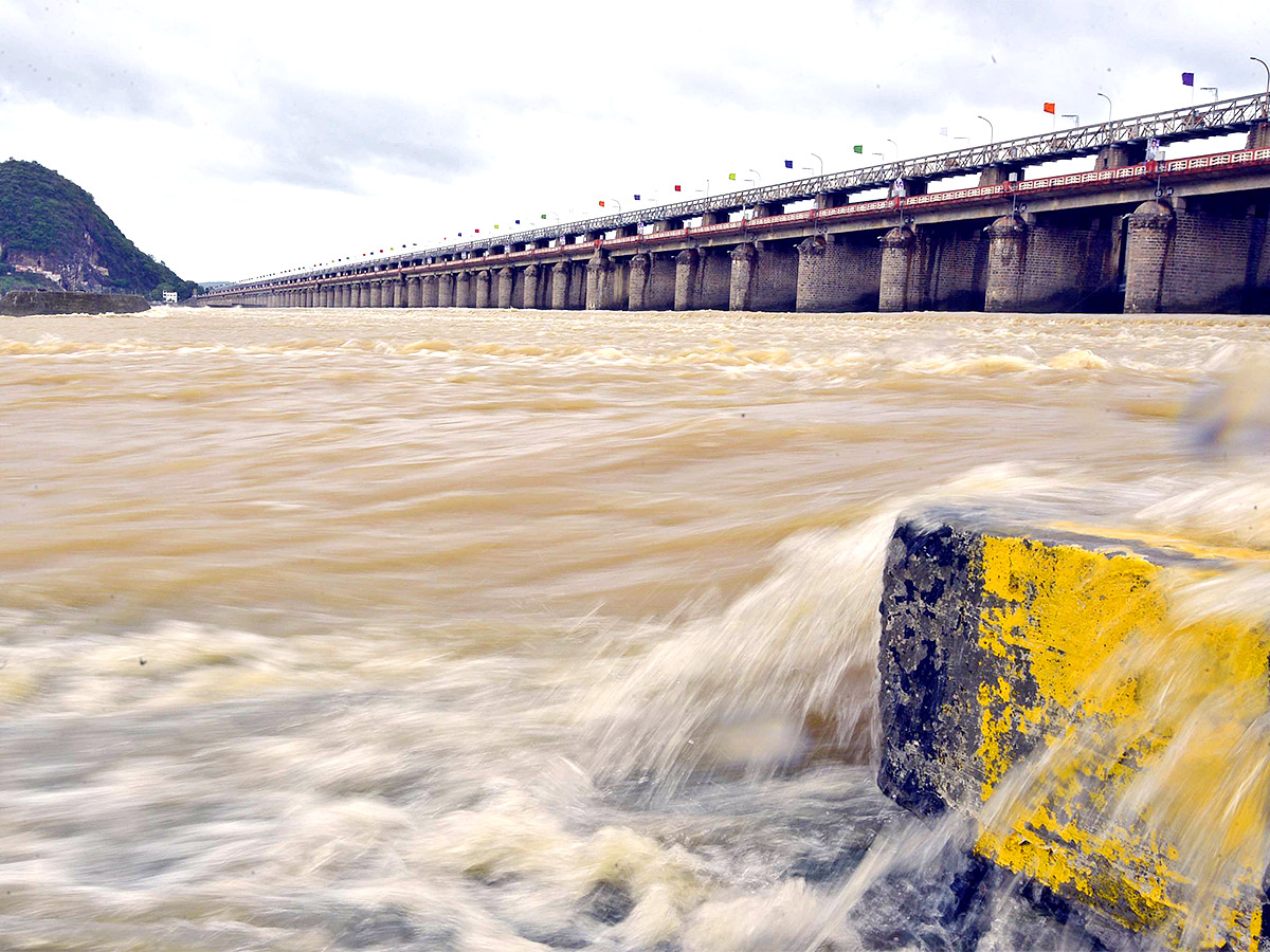 Huge Flood hit In Prakasam Barrage  - Sakshi18