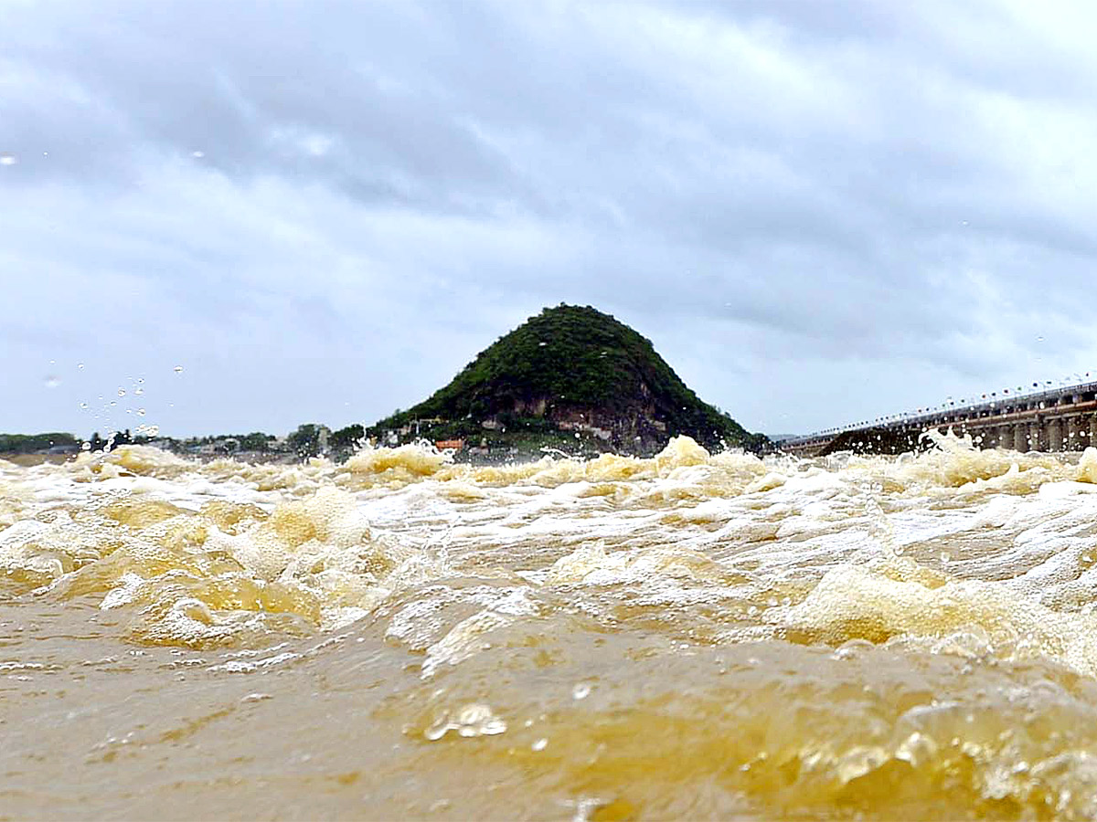 Huge Flood hit In Prakasam Barrage  - Sakshi7