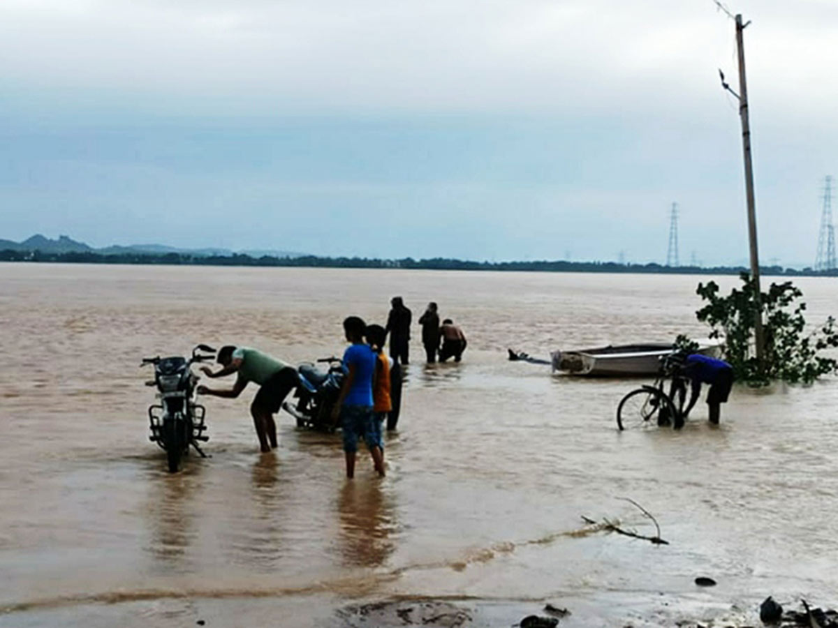 Heavy Rains Inundation Both Andhra Pradesh And Telangana States - Sakshi10