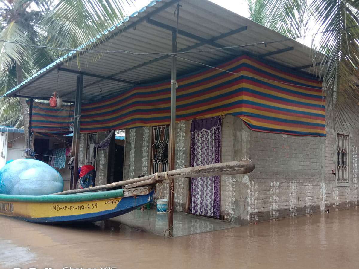 Heavy Rains Inundation Both Andhra Pradesh And Telangana States - Sakshi16