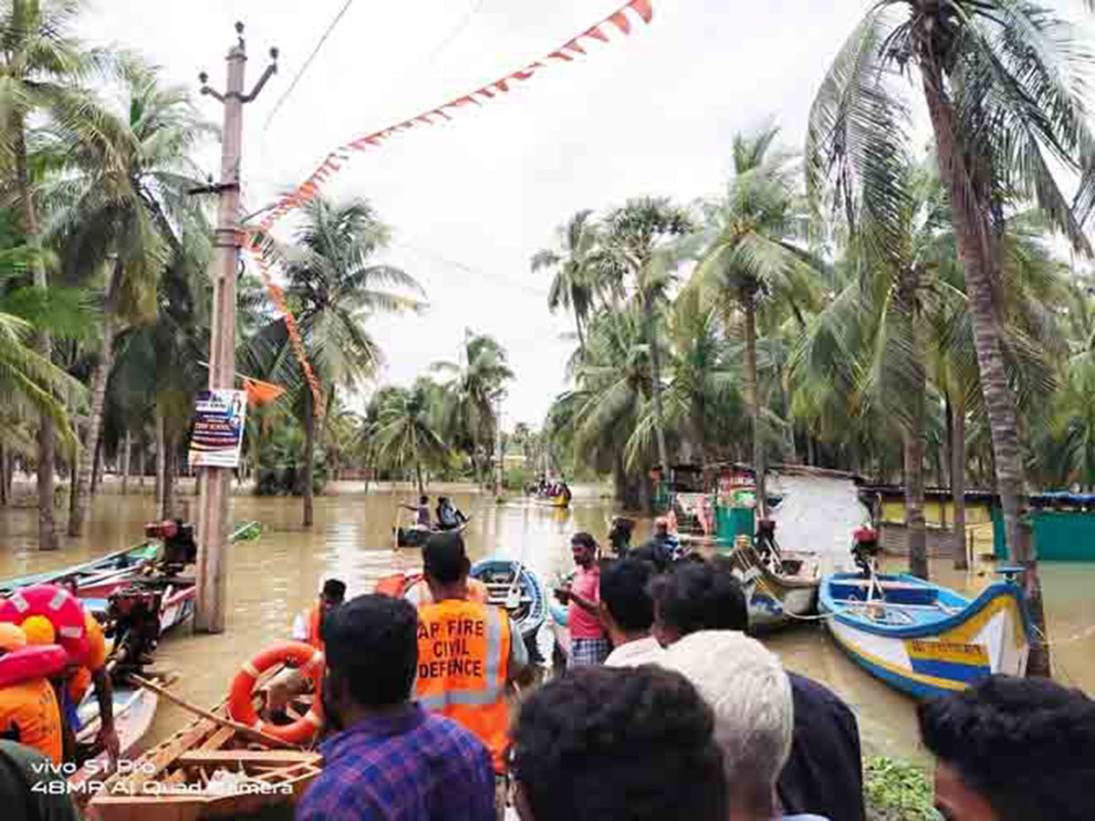 Heavy Rains Inundation Both Andhra Pradesh And Telangana States - Sakshi6