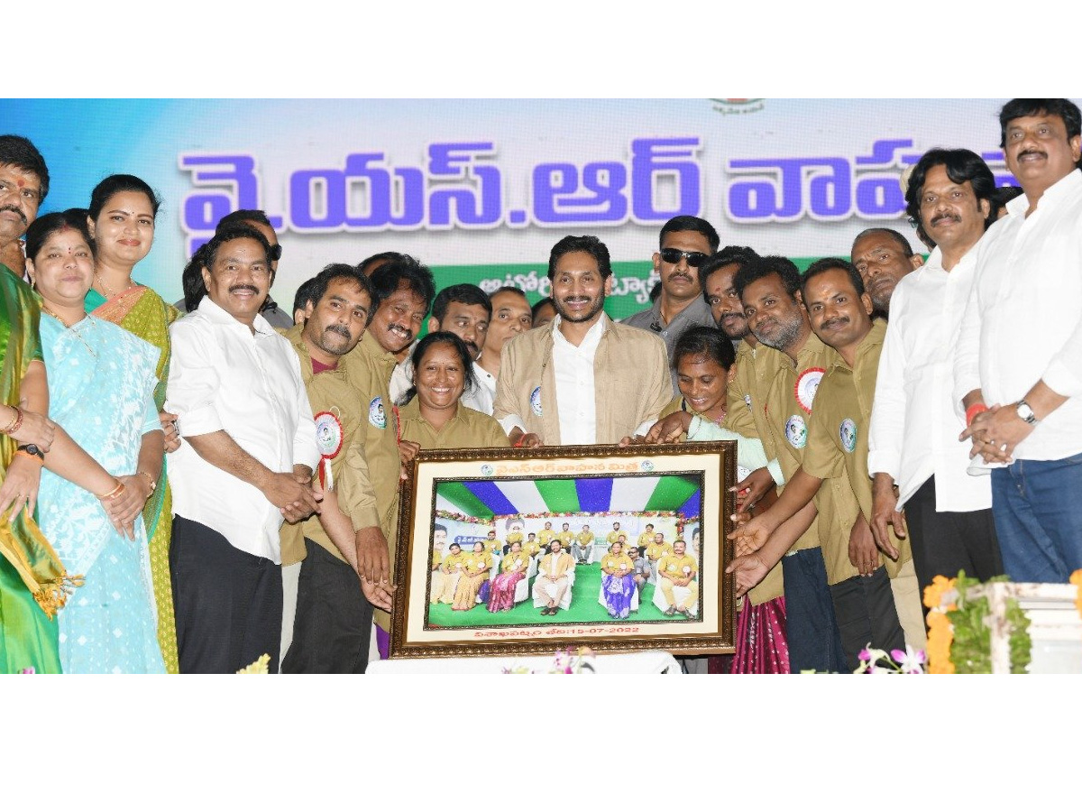 CM YS Jagan launches YSR Vahana Mitra Photo Gallery - Sakshi15