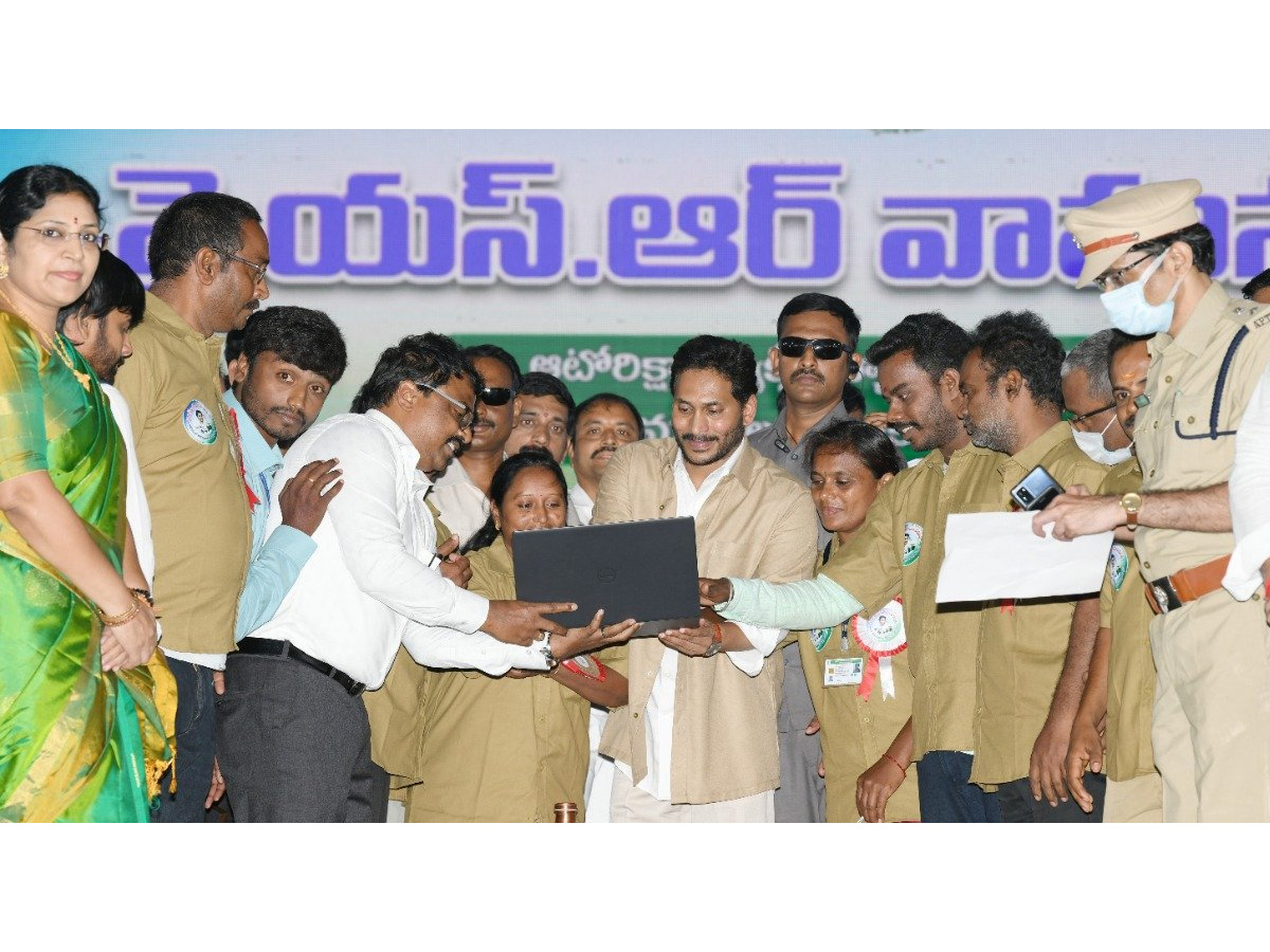 CM YS Jagan launches YSR Vahana Mitra Photo Gallery - Sakshi17