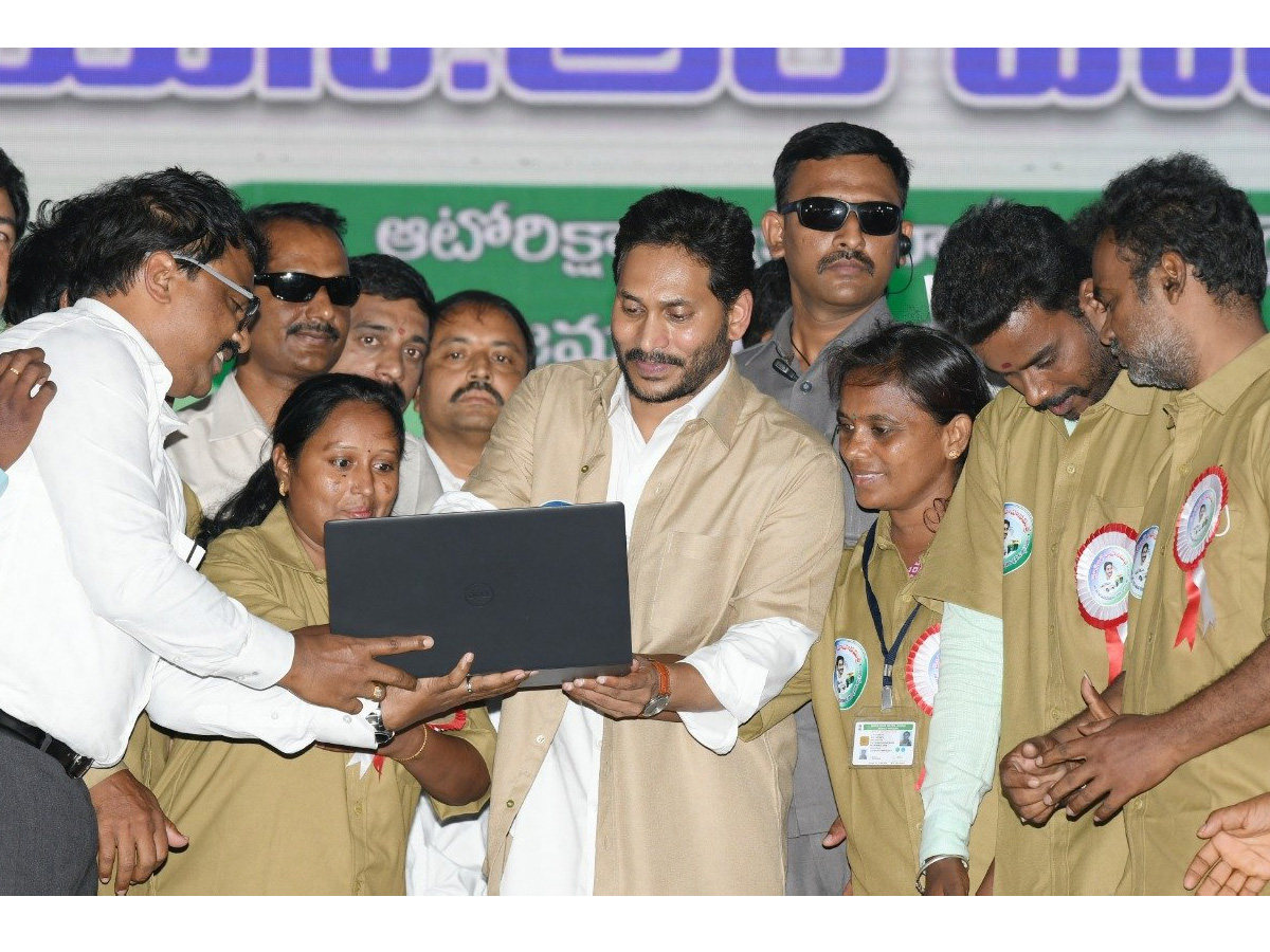 CM YS Jagan launches YSR Vahana Mitra Photo Gallery - Sakshi1