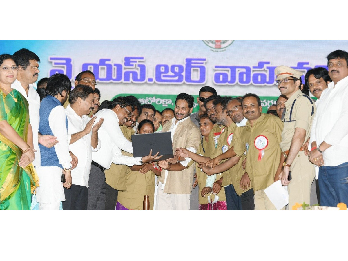 CM YS Jagan launches YSR Vahana Mitra Photo Gallery - Sakshi19