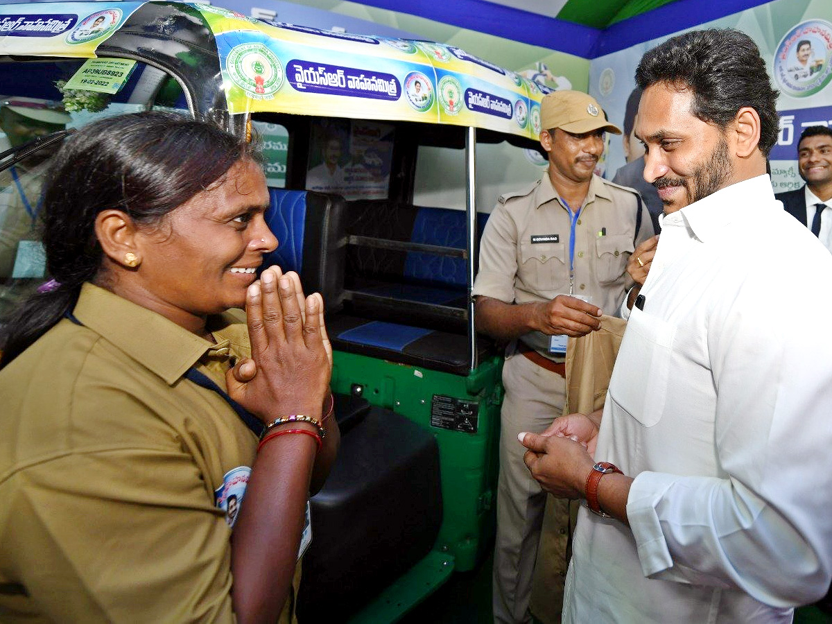 CM YS Jagan launches YSR Vahana Mitra Photo Gallery - Sakshi22