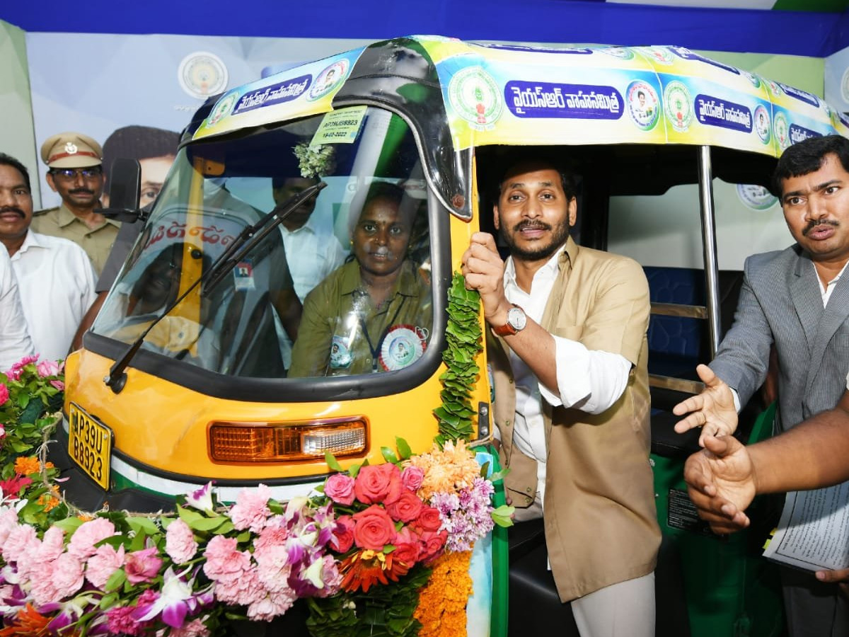 CM YS Jagan launches YSR Vahana Mitra Photo Gallery - Sakshi31