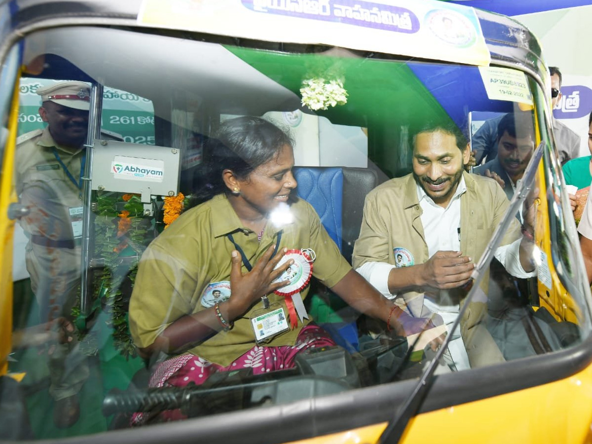 CM YS Jagan launches YSR Vahana Mitra Photo Gallery - Sakshi32