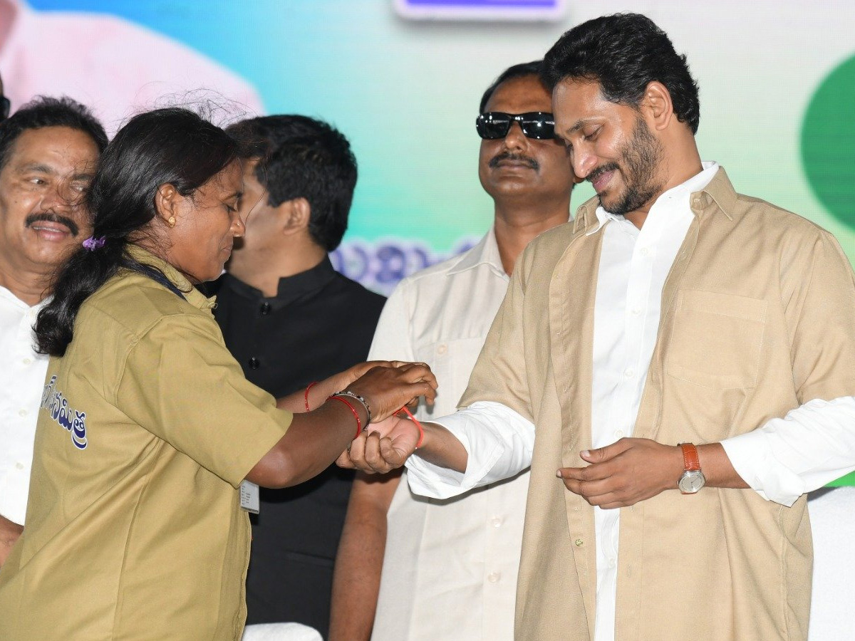 CM YS Jagan launches YSR Vahana Mitra Photo Gallery - Sakshi6