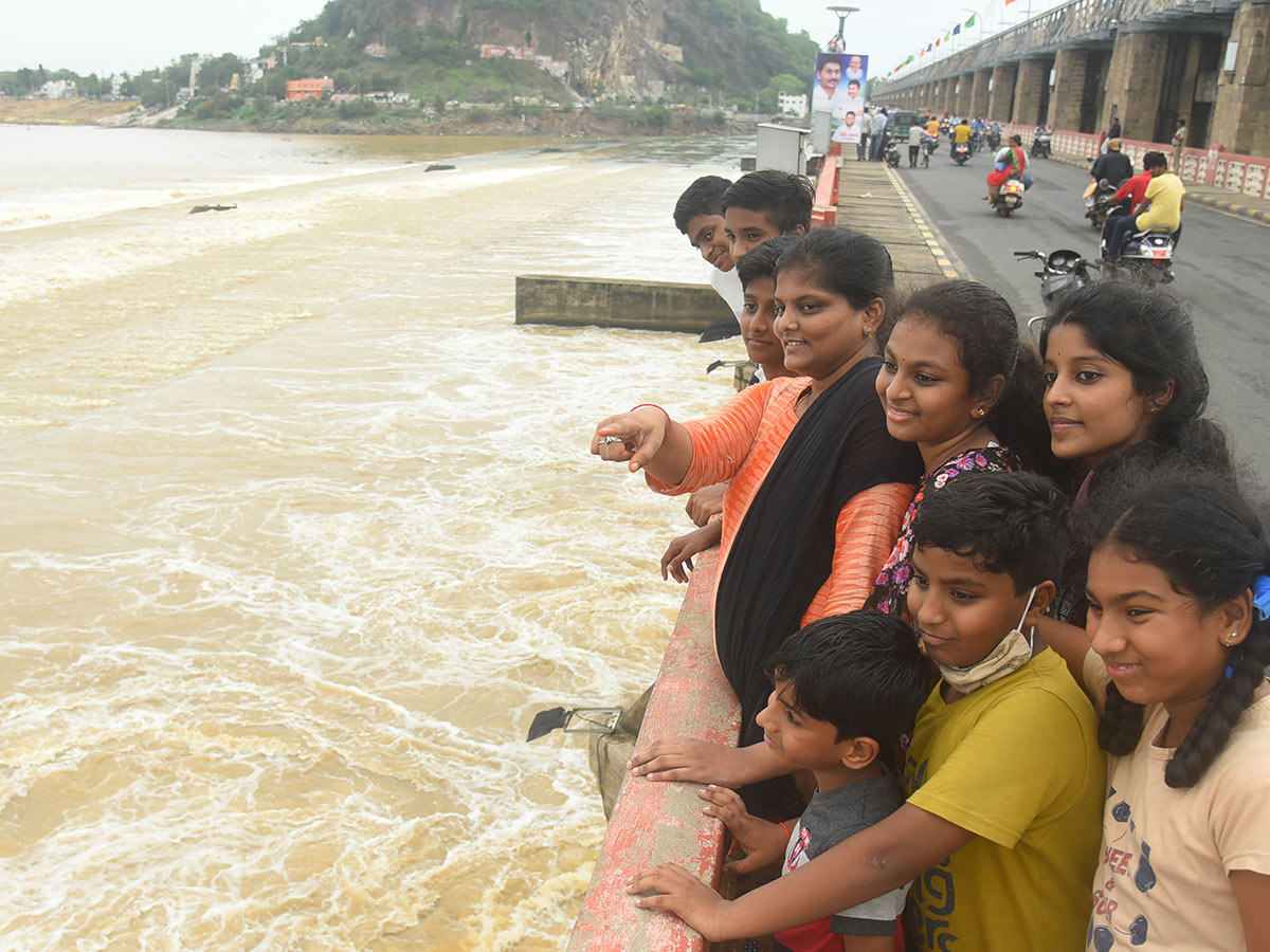 People rush to Prakasam barrage to watch floodwaters - Sakshi1