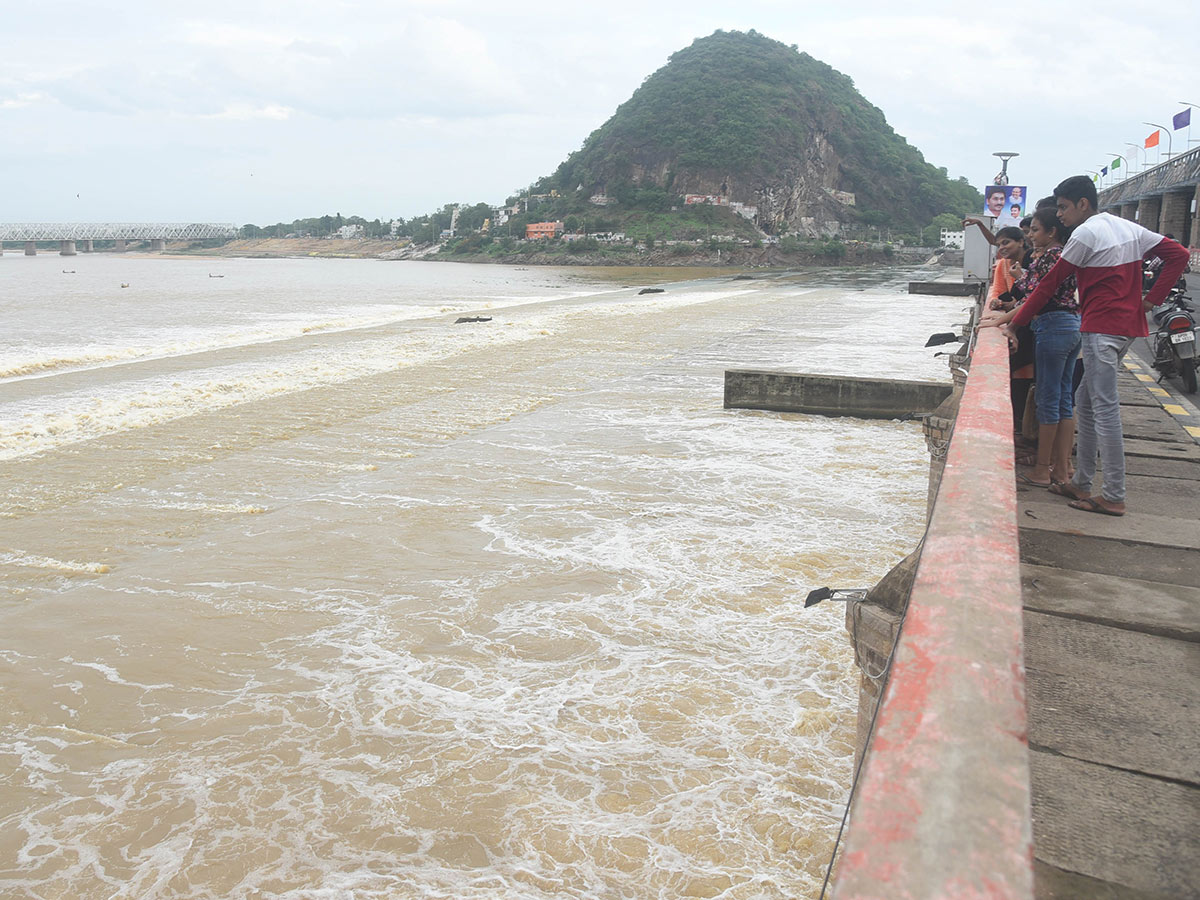 People rush to Prakasam barrage to watch floodwaters - Sakshi10