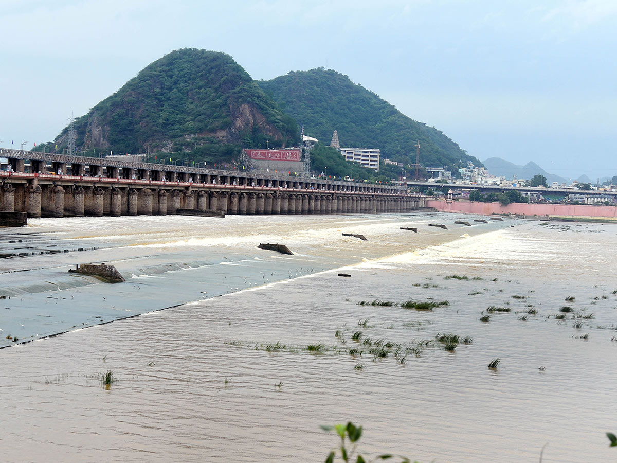 People rush to Prakasam barrage to watch floodwaters - Sakshi12