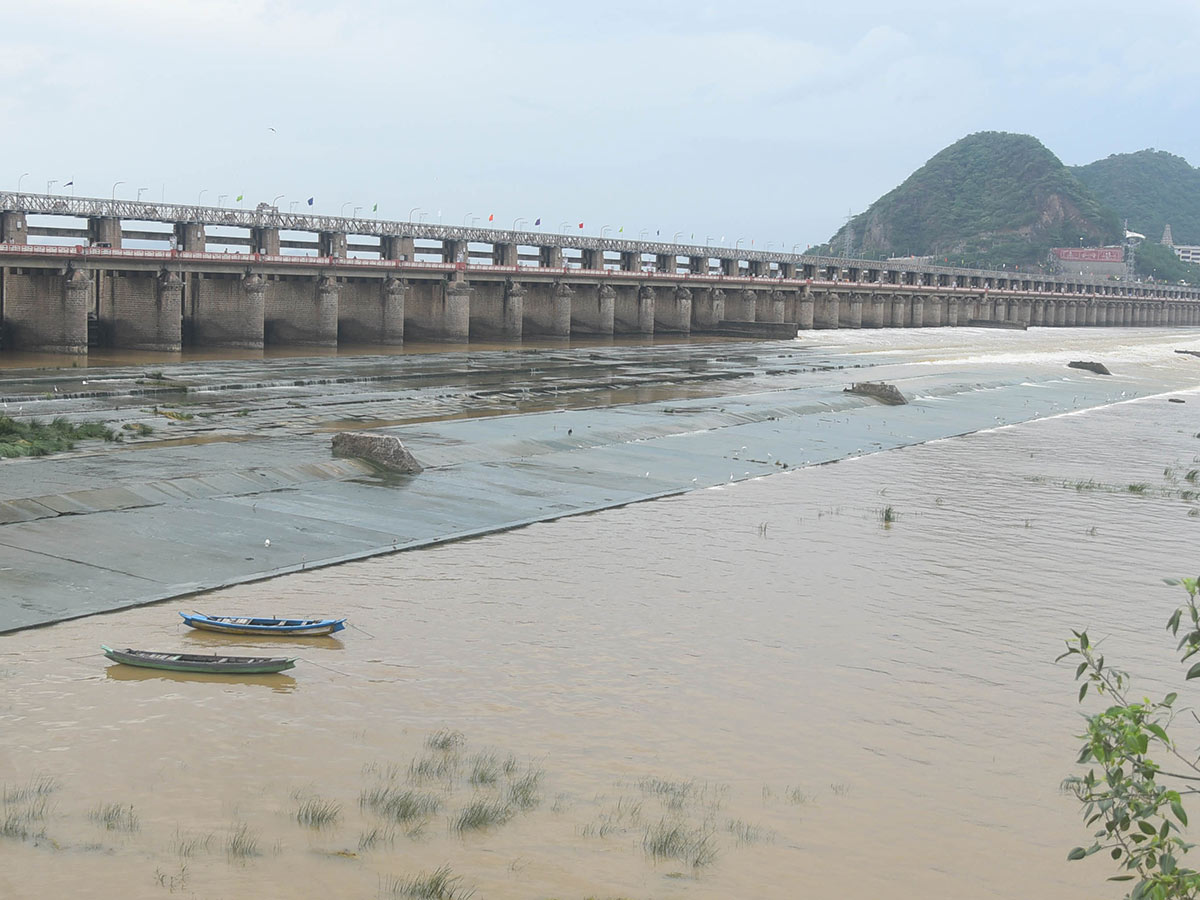 People rush to Prakasam barrage to watch floodwaters - Sakshi13