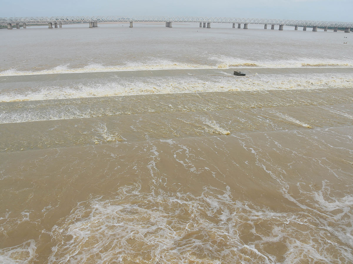 People rush to Prakasam barrage to watch floodwaters - Sakshi14