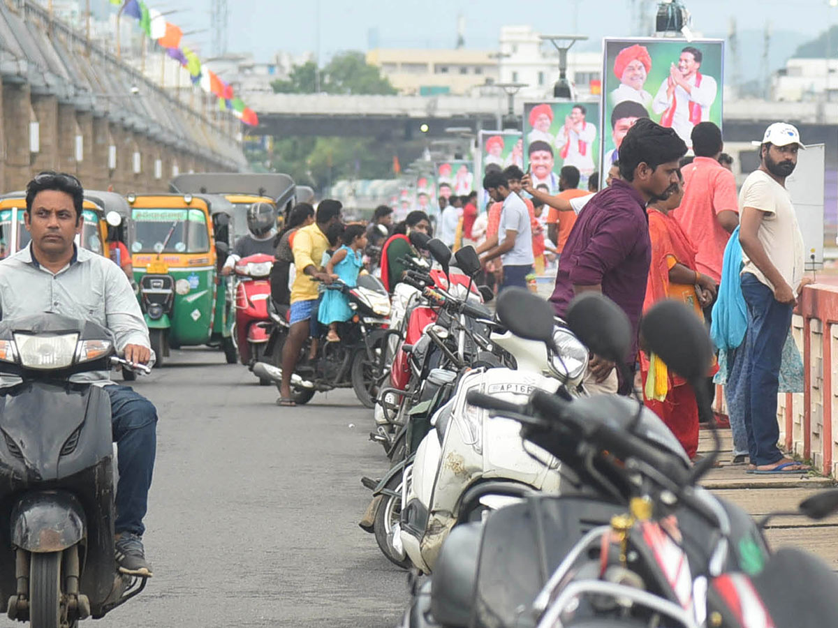 People rush to Prakasam barrage to watch floodwaters - Sakshi15