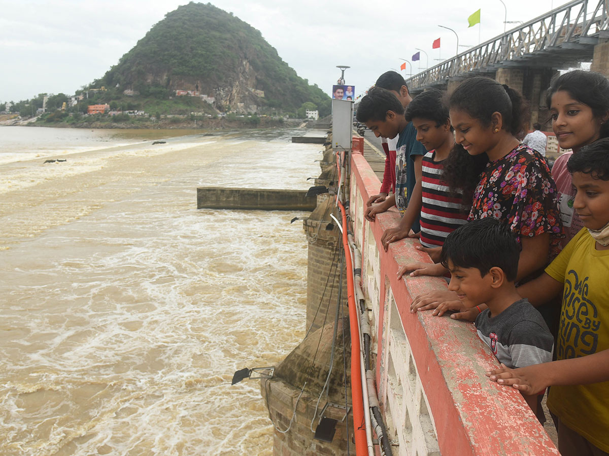 People rush to Prakasam barrage to watch floodwaters - Sakshi2