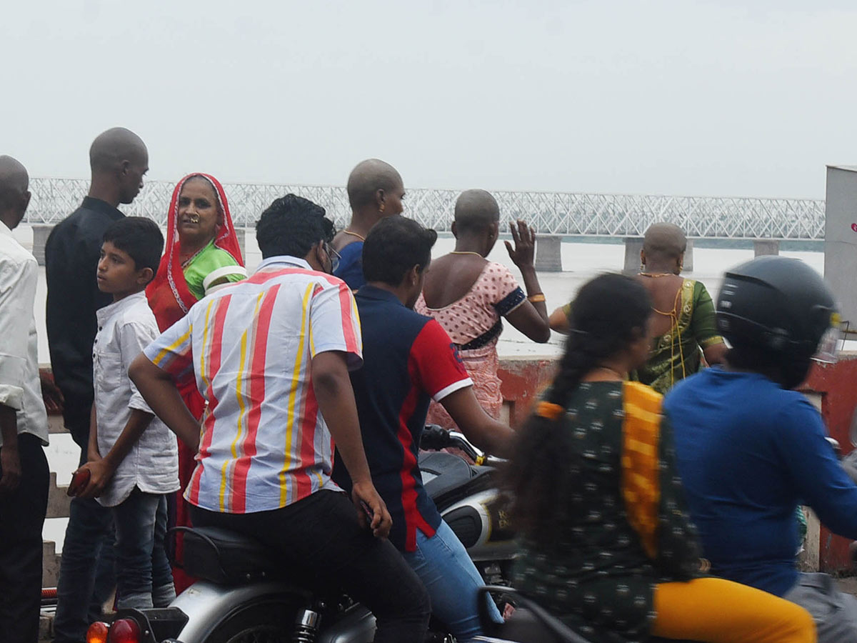 People rush to Prakasam barrage to watch floodwaters - Sakshi3