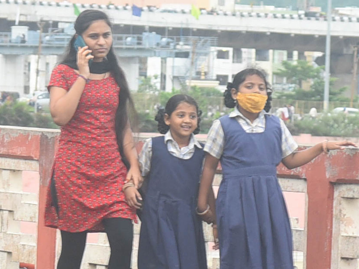 People rush to Prakasam barrage to watch floodwaters - Sakshi4