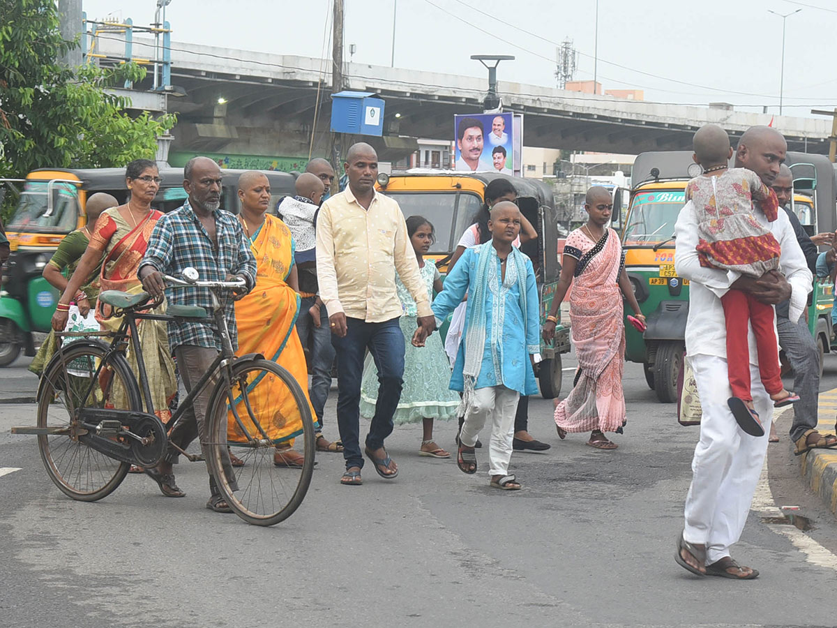 People rush to Prakasam barrage to watch floodwaters - Sakshi5