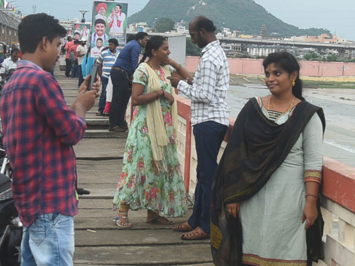 People rush to Prakasam barrage to watch floodwaters - Sakshi6