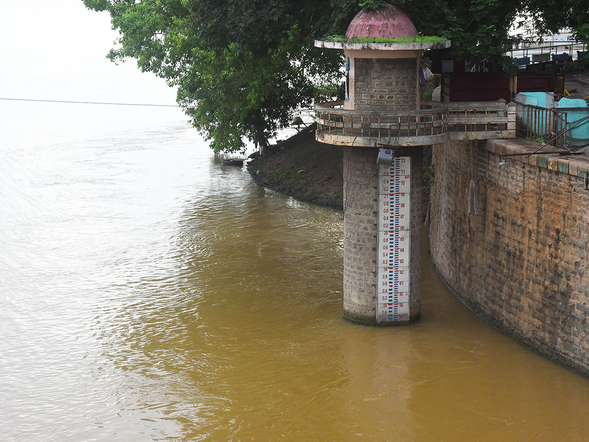 People rush to Prakasam barrage to watch floodwaters - Sakshi7