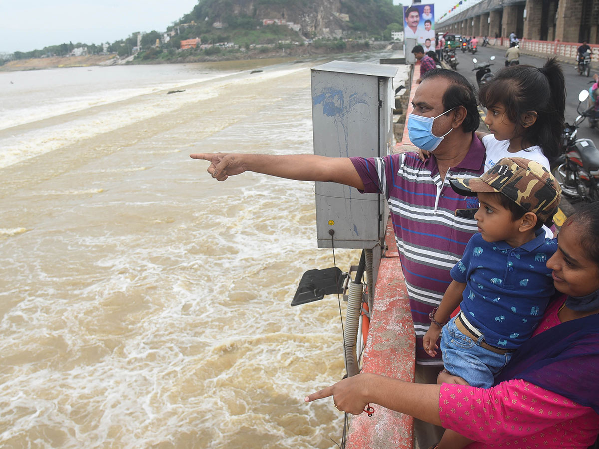 People rush to Prakasam barrage to watch floodwaters - Sakshi8