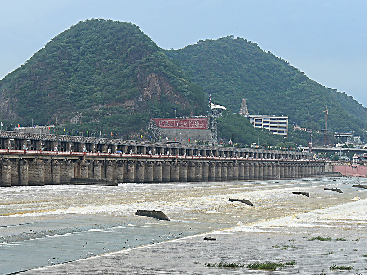 People rush to Prakasam barrage to watch floodwaters - Sakshi9